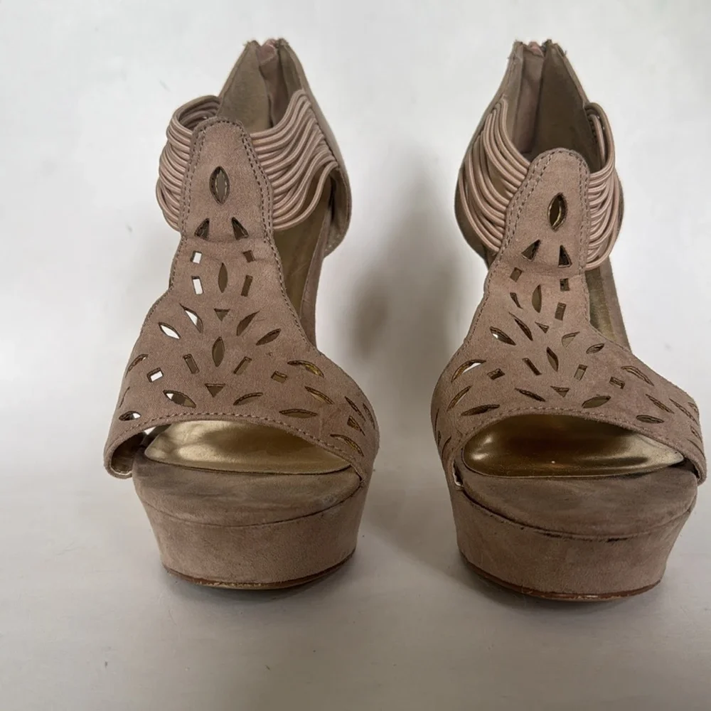 MADDEN GIRL Taupe Faux Suede 5.35” Platform Wedges Pierced T Strap Zip Heel 7